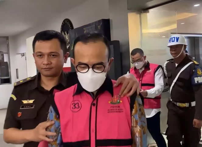 
 📸 Kejaksaan Agung (Kejagung) kembali menetapkan dua tersangka baru dalam kasus dugaan korupsi tata kelola minyak mentah dan produk kilang periode 2018–2023.