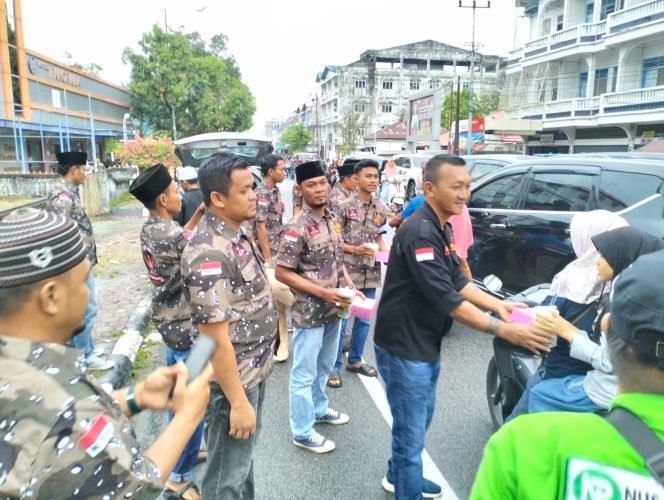 
 Ketua PAC Grib Jaya Robby Lesnusa saat membagikan Takjil