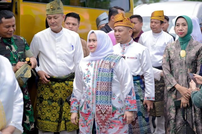 
 📸 Bupati Bengkalis, Kasmarni, bersama Wakil Bupati H. Bagus Santoso, Gubernur Riau H. Abdul Wahid, Wakil Gubernur Riau SF Harianto, serta kepala daerah se-Provinsi Riau, tiba di Pekanbaru setelah mengikuti pelantikan di Jakarta dan Retreat di Magelang.