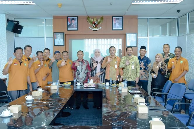 
 📸 Wakil Bupati Bengkalis, Bagus Santoso, menerima audiensi dari Kelompok Tani Jaya Kecamatan Pinggir.