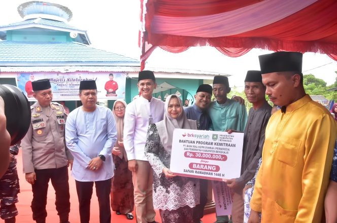 
 📸 Bupati Kasmarni Safari Ramadhan di Rupat Utara, Berikan Berbagai Bantuan untuk Warga Setempat.