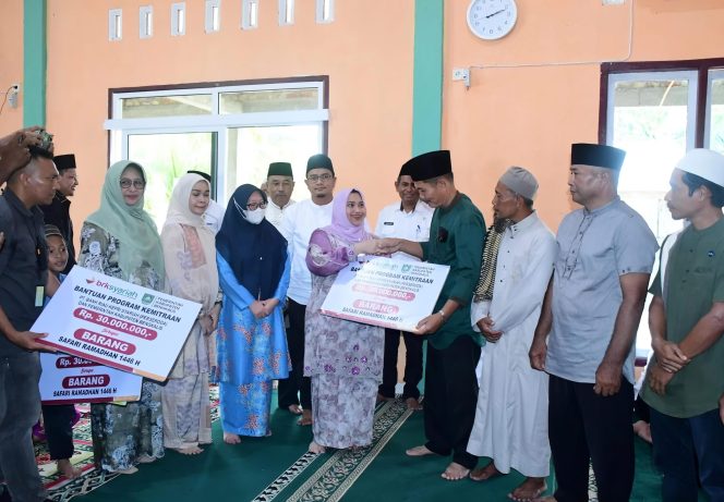 
 📸 Buoati Bengkalis, Kasmarni berikan bantuan kepada masyarakat saat Safari Ramadhan di Kecamatan Bukit Batu.