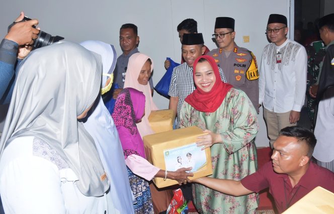 
 📸 Bupati Bengkalis Kasmarni salurkan bantuan untuk masyarakat Kecamatan Pinggir.