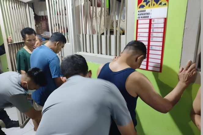 
 📸 Lapas Kelas IIA Pekanbaru Gelar Razia Menjelang Idul Fitri, Cegah Narkoba dan Ponsel Ilegal. [Sumber/doc: MCR]