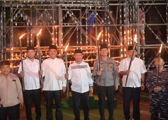 
 📸 Anggota DPRD Fakhtiar Qadri (dua dari kiri) Saat Menghadiri Festival Lampu Colok Tahun 1446 H Di Desa Senggoro.