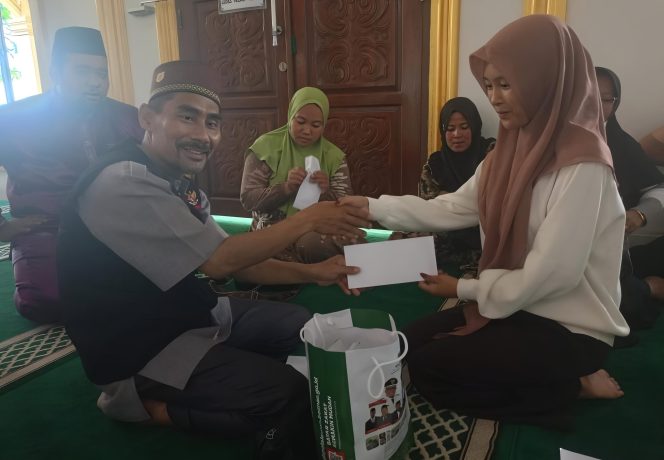 
 📸 Badan Amil Zakat Nasional (Baznas) Kabupaten Pelalawan melaksanakan kegiatan sosial dengan membagikan ratusan paket bantuan konsumtif kepada fakir miskin di Kecamatan Bandar Sri Kijang dan Kecamatan Langgam.