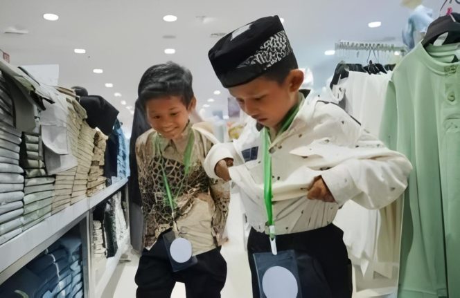 
 📸 Dua orang anak tampak sedang memilih pakaian.[Sumber/Doc:MCR]