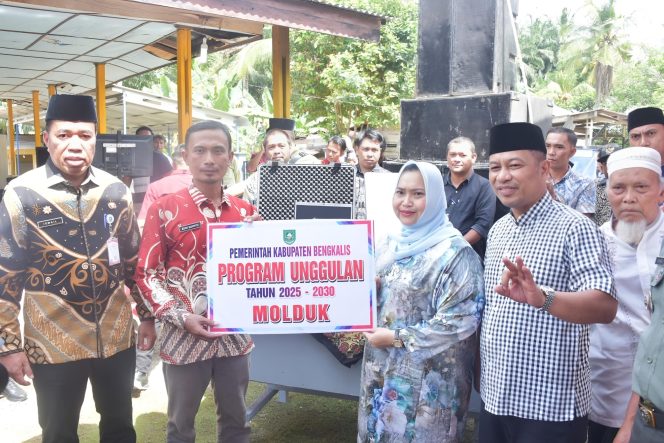 
 📸 Bupati Bengkalis, Kasmarni didampingi Wakil Bupati H Bagus Santoso saat Safari Ramadhan di Masjid Al-Amin, Desa Serai Wangi, Kecamatan Talang Muandau.
