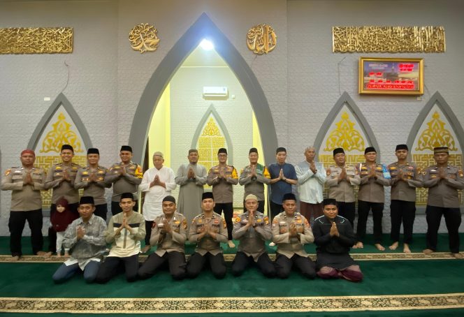 
 📸 Kapolres Bengkalis, AKBP Budi Setiawan, S.I.K, M.I.K, bersama jajaran saat menggelar kegiatan tarawih keliling di Musala Al-Baqi, Jl. Gatot Subroto, Bengkalis.(Ist)