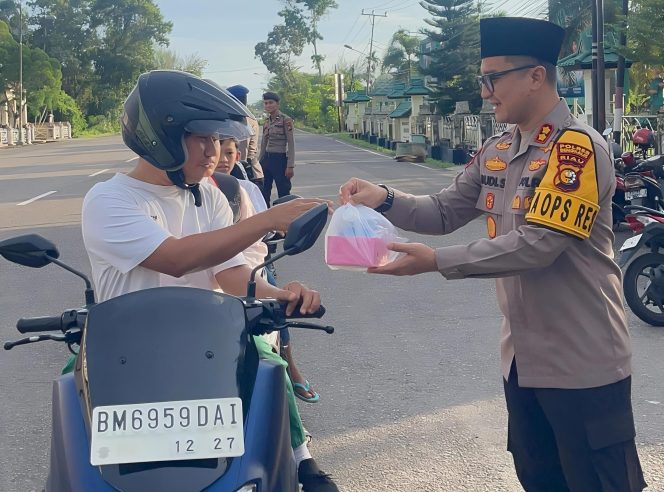 
 📸  Kapolres Bengkalis, AKBP Budi Setiawan, S.I.K, M.I.K memimpin langsung  kegiatan Serabi Bengkalis.(Ist)