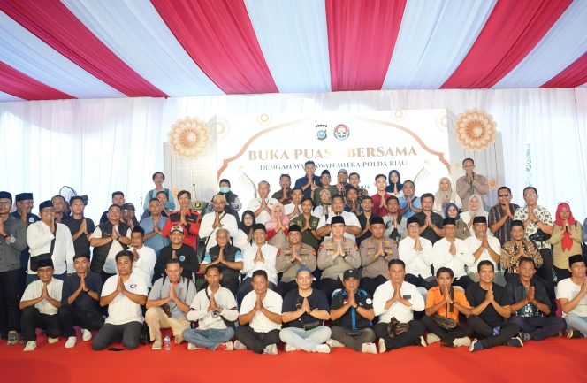 
 📸 Kapolda Riau, Irjen Pol H. Mohammad Iqbal dan jajaran foto bersama Insan pers.(Ist)