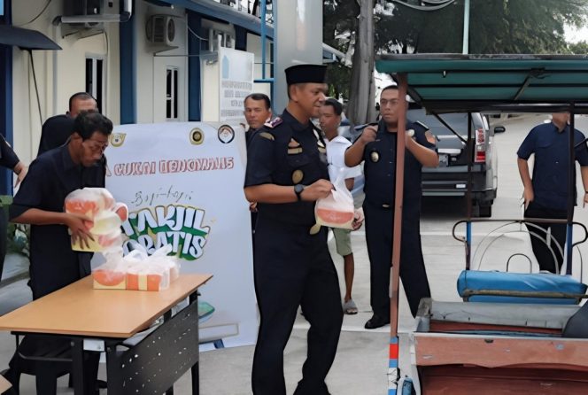 
 📸 Bea Cukai Bengkalis melaksanakan aksi sosial berupa pembagian takjil gratis kepada masyarakat.