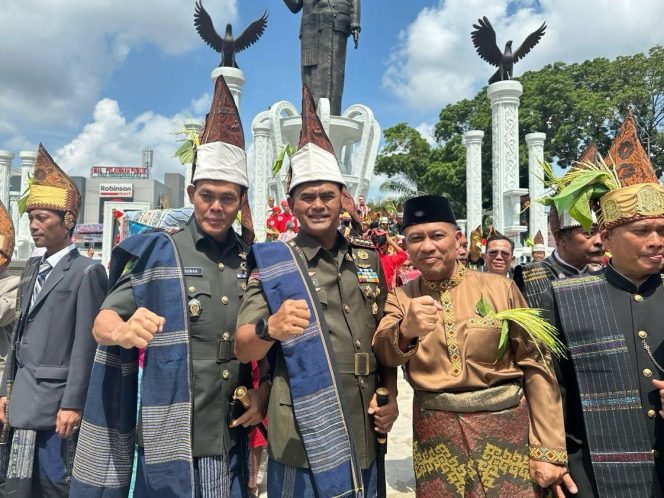 
 📸 Wakil Bupati Bengkalis H Bagus Santoso hadiri peresmian Monumen Sang Naualuh Damanik di Pematang Siantar.