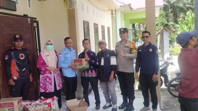 
 📸 Pemkab Bengkalis Salurkan Bantuan Sembako untuk Korban Banjir di Siak Kecil.