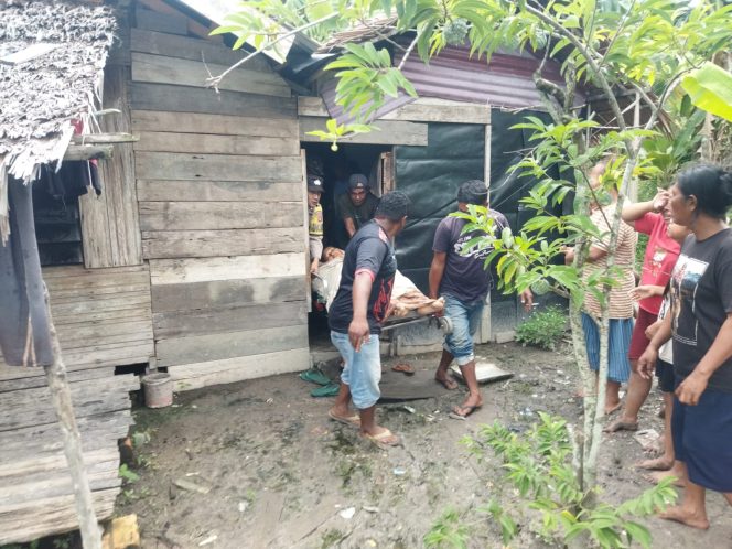 
 Evakuasi jenazah korban pembunuhan