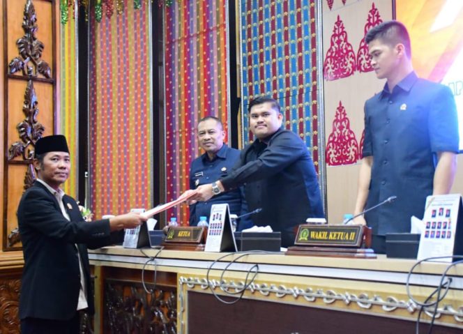 
 📸 Wakil Bupati Bengkalis Hadiri Rapat Paripurna DPRD, Tanggapi Laporan Banggar atas LKPJ 2024.