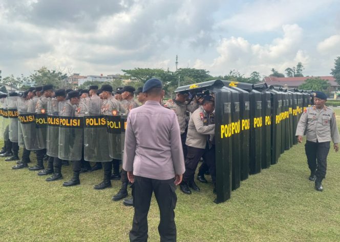 
 📸 Polda Riau Gelar Latihan Taktis dan Tekankan Pendekatan Humanis jelang May Day 2025.