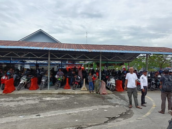 
 📸 Kadishub Bengkalis Klarifikasi Kericuhan Antrian di Penyeberangan Roro Air Putih.