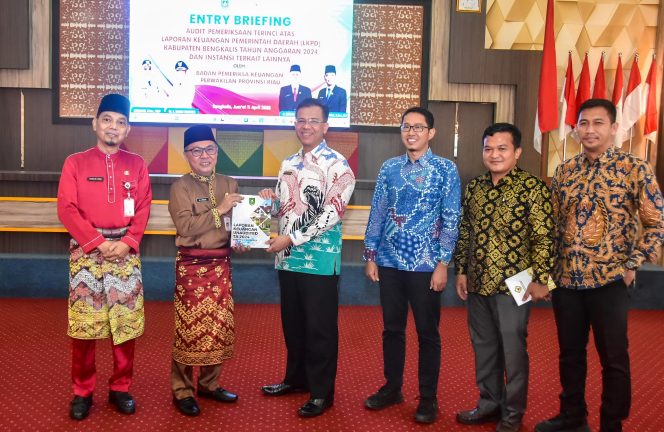 
 📸 Bupati Bengkalis Siap Optimalkan Pemeriksaan BPK Demi Pengelolaan Keuangan Terbaik.