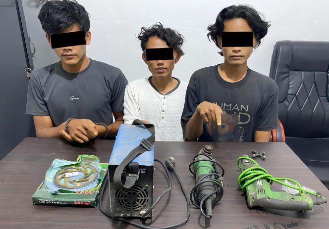 
 📸 tiga tersangka berinisial BTF, BTK, dan ASH bersama barang bukti.