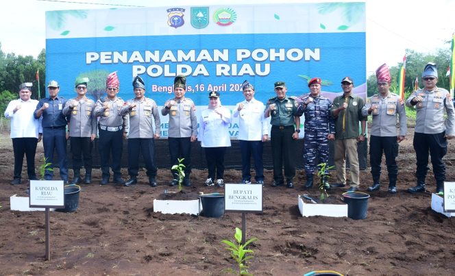 
 📸  Bupati Bengkalis dan Kapolda Riau Bersinergi Tanam Pohon Geronggang.
