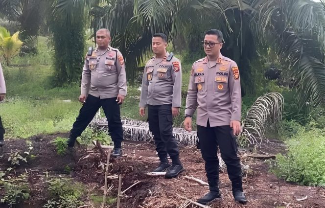 
 📸 Kapolres Bengkalis, AKBP Budi Setiawan, S.I.K., M.I.K (tiga dari kiri) saat meninjau sejumlah titik embung, kanal blok, dan menara pantau di Desa Sungai Alam.