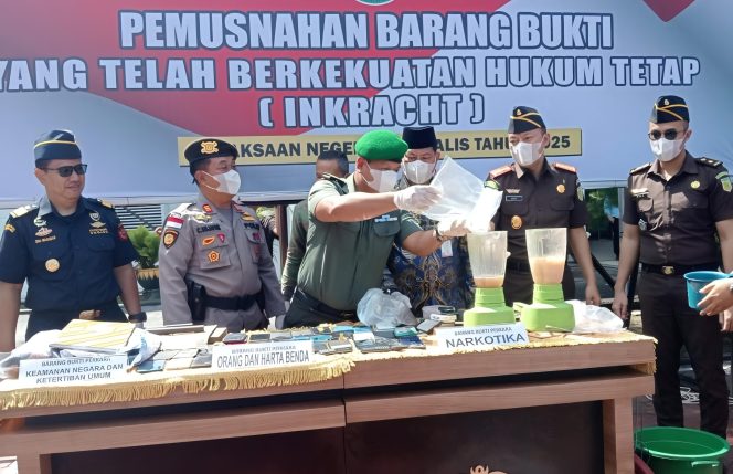 
 📸 Kejari Bengkalis Musnahkan Barang Bukti Narkotika dan Kriminal Umum.