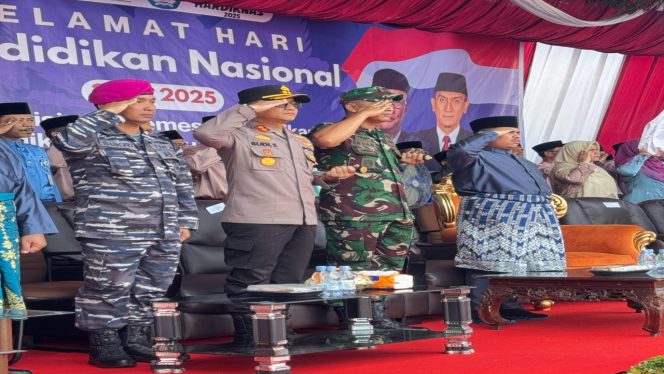 
 📸 Kapolres Bengkalis AKBP Budi Setiawan, S.I.K, M.I.K, hadir dalam upacara peringatan Hari Pendidikan Nasional (Hardiknas) Kabupaten Bengkalis 2025.