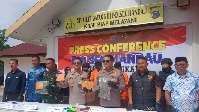 
 📸 Kapolres Bengkalis, AKBP Budi Setiawan saat memimpin Konferensi pers di halaman Mapolsek Mandau.
