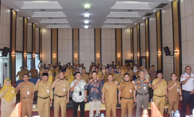 
 📸  Wabup Bagus Santoso saat membuka Asistensi Implementasi Indeks BerAKHLAK 2025 di Aula Dang Merdu, Kantor Bupati Bengkalis, Selasa, 26 Mei 2025.