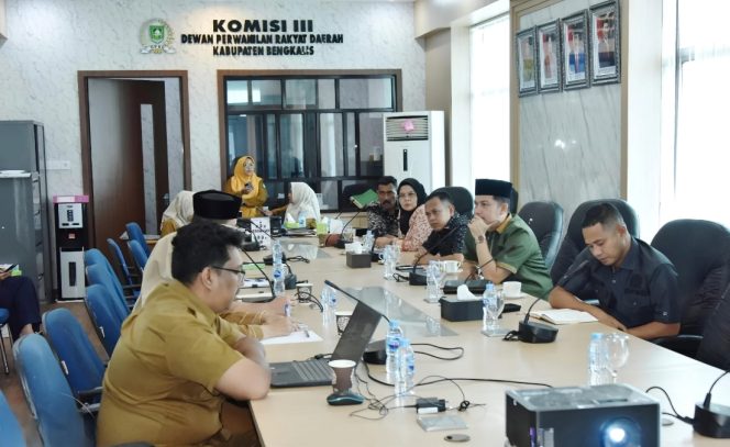 
 📸 Rapat DPRD Bengkalis bersama 
dinas terkait bahas Koperasi Merah Putih.