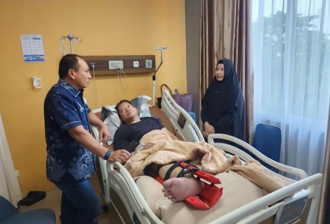 
 📸 Kapolda Riau, Irj2n Herry Heryawan saat menjenguk Wakapolres Kuansing, Kompol Novaldi. [Sumber/doc: MCR]