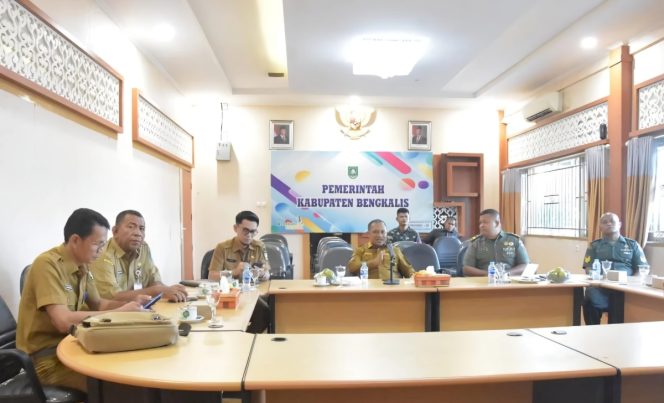 
 📸 Wakil Bupati Bengkalis Bagus Santoso saat mengikuti rapat koordinasi virtual bersama Menteri Dalam Negeri Tito Karnavian, Senin, 26 Mei 2025.
