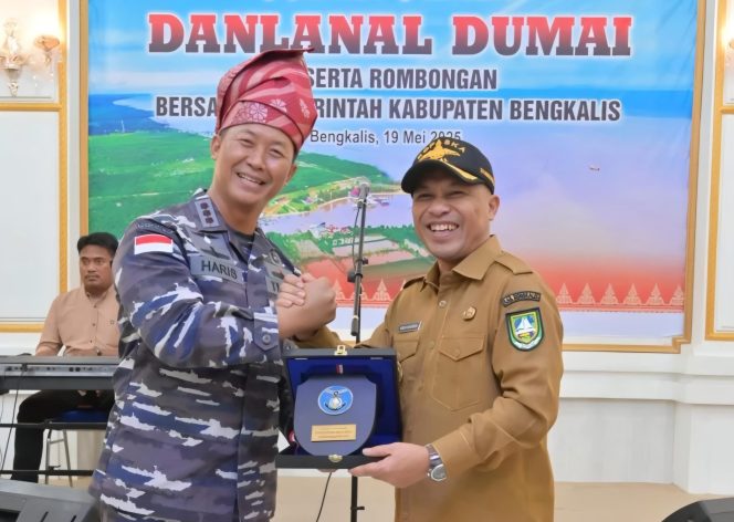 
 📸 Wakil Bupati Bengkalis, H Bagus Santoso bersama Komandan Pangkalan TNI Angkatan Laut (Danlanal) Dumai, Kolonel Laut (P) Abdul Haris.