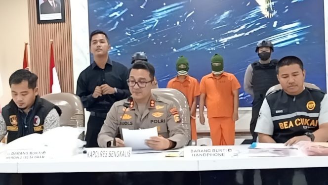 
 📸 Konferensi pers pengungkapan kasus sabu seberat lebih kurang 1 Kg oleh Kapolres Bengkalis.