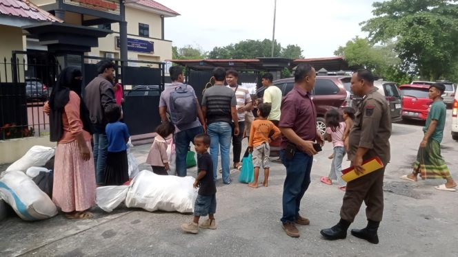 
 📸 Polres Bengkalis menyerahkan 15 warga Rohingya ke Rudenim Pekanbaru.