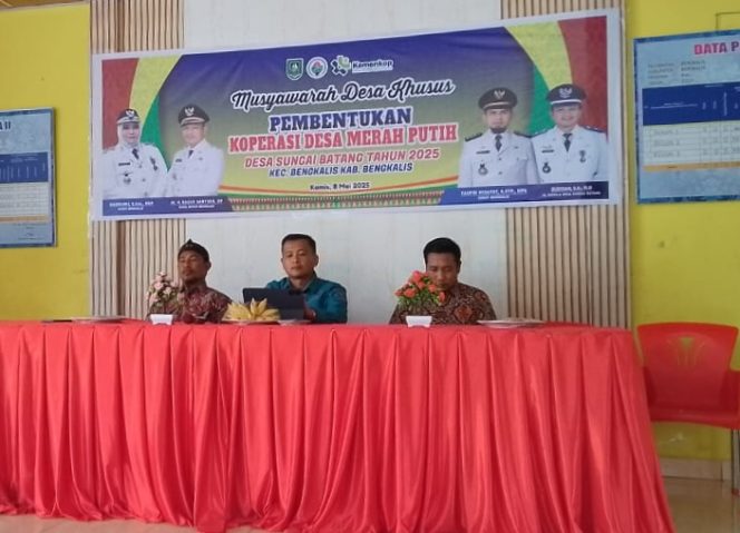 
 Pj. Kepala Desa, Budiman SE, MM bersama Pendamping Desa Ekonomi dan ketua BPD di acara musdes pembentukan Koperasi Merah Putih