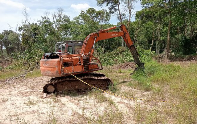 
 📸 1 Unit Excavator disegel garis polisi.