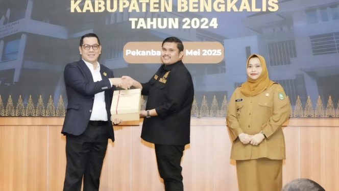 
 📸 Ketua DPRD Kab. Bengkalis Septian Nugraha Saat Menghadiri Penyerahan LHP Atas LKPD di Provinsi Riau.