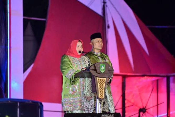 
 Bupati Bengkalis, Kasmarni bersama Wakil Bupati Bagus Santoso di pembukaan MTQ Provinsi Riau ke-43