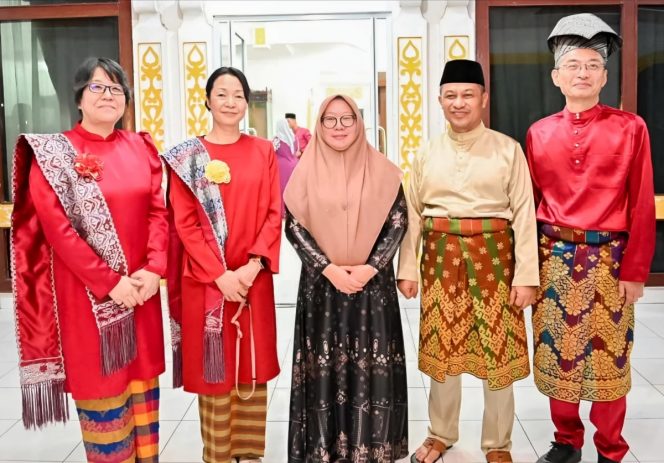 
 📸 Wakil Bupati H. Bagus Santoso dan Istri foto bersama Delegasi Ube IECA Jepang.