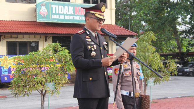 
 📸 Kapolres Bengkalis, AKBP Budi Setiawan, S.I.K., M.I.K., bertindak sebagai inspektur upacara.