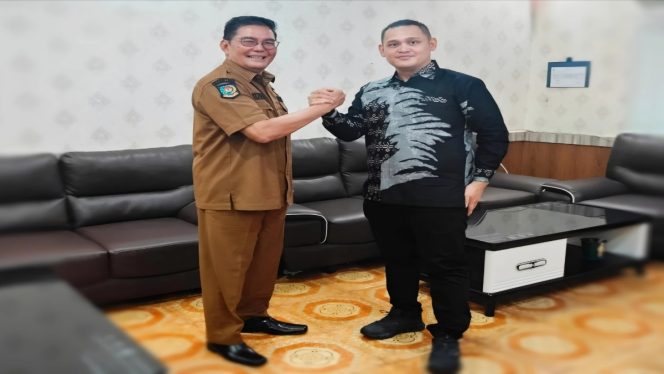 
 📸 Kadis Kominfotik Bengkalis H. Suwarto bersama Sekjen IKA FKIP UNRI Pusat Dr. Mhd Subhan.