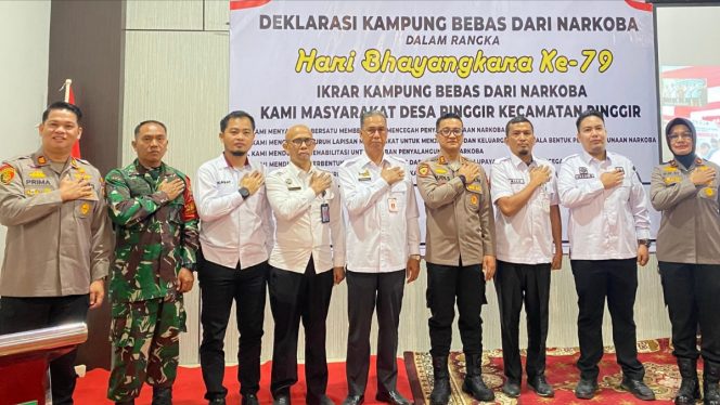 
 📸Polres Bengkalis deklarasikan Kampung Bebas Narkoba dan salurkan sembako untuk warga Desa Pinggir dalam rangka HUT Bhayangkara ke-79.