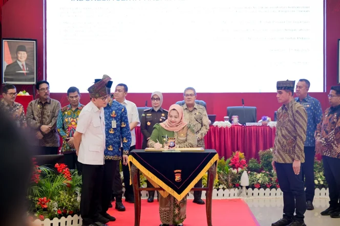 
 📸 Bupati Bengkalis Kasmarni deklarasikan komitmen memberantas TPPO dan PMI ilegal di Riau bersama Polda dan Kementerian P2MI.