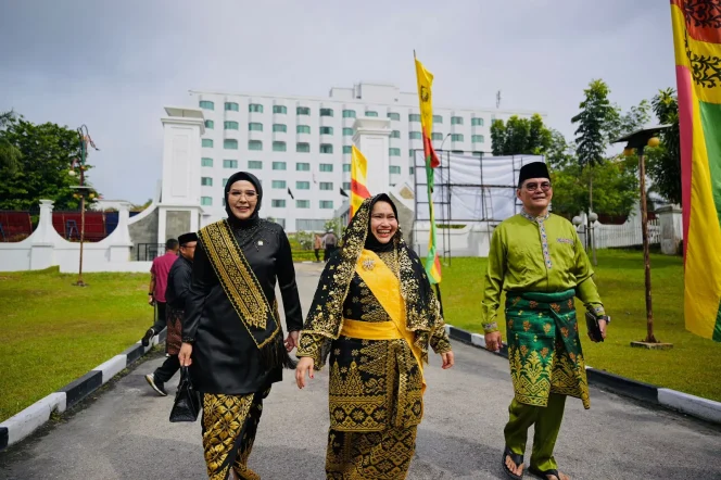 
 📸 Bupati Bengkalis saksikan Kapolri terima gelar kehormatan adat dari LAM Riau.