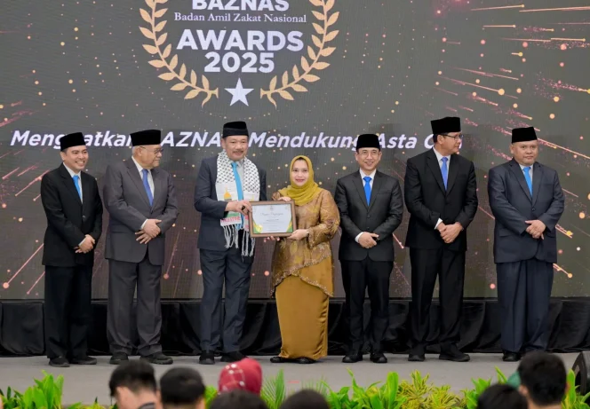 
 📸 Bupati Bengkalis Kasmarni saat menerima penghargaan BAZNAS AWARD 2025 untuk kedua kalinya.
