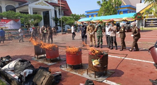 
 Kepala Kejaksaan negeri Bengkalis Nada Lubis Bersama sejumlah stakeholder dalam kegiatan pemusnahan barang bukti di halaman kantor  kejari (6/8/2025) 