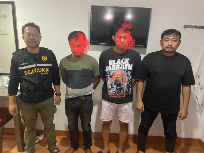 
 Pelaku penyelundupan dikawal petugas Bea Cukai usai aksi penangkapan pelaku