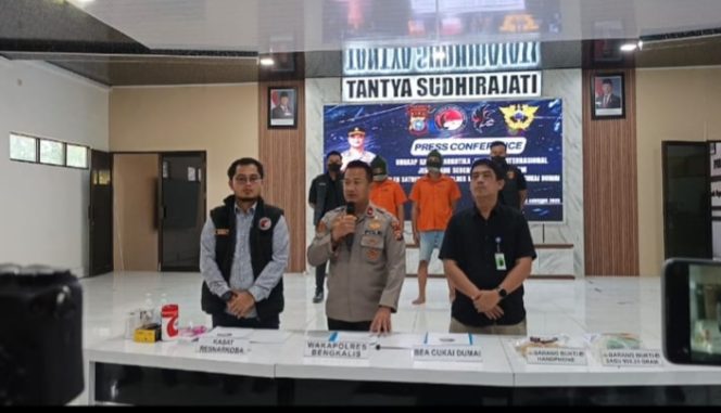 
 Wk Polres Bengkalis Kompol Anton Rama Putra bersama Kasat Narkoba dan bea cukai Dumai 